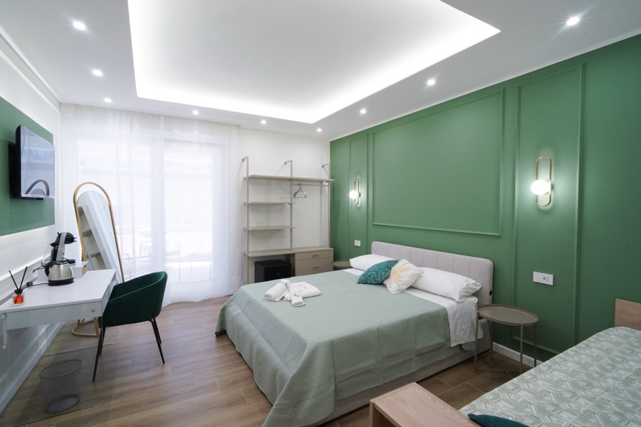 Camera Orchidea: veduta ampia con letto singolo, scrivania e accesso alla terrazza